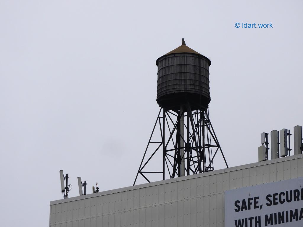 NYC: 17,000 water tanks - 17 000 réservoirs à eau 3 un des réservoirs d'eau de NYC