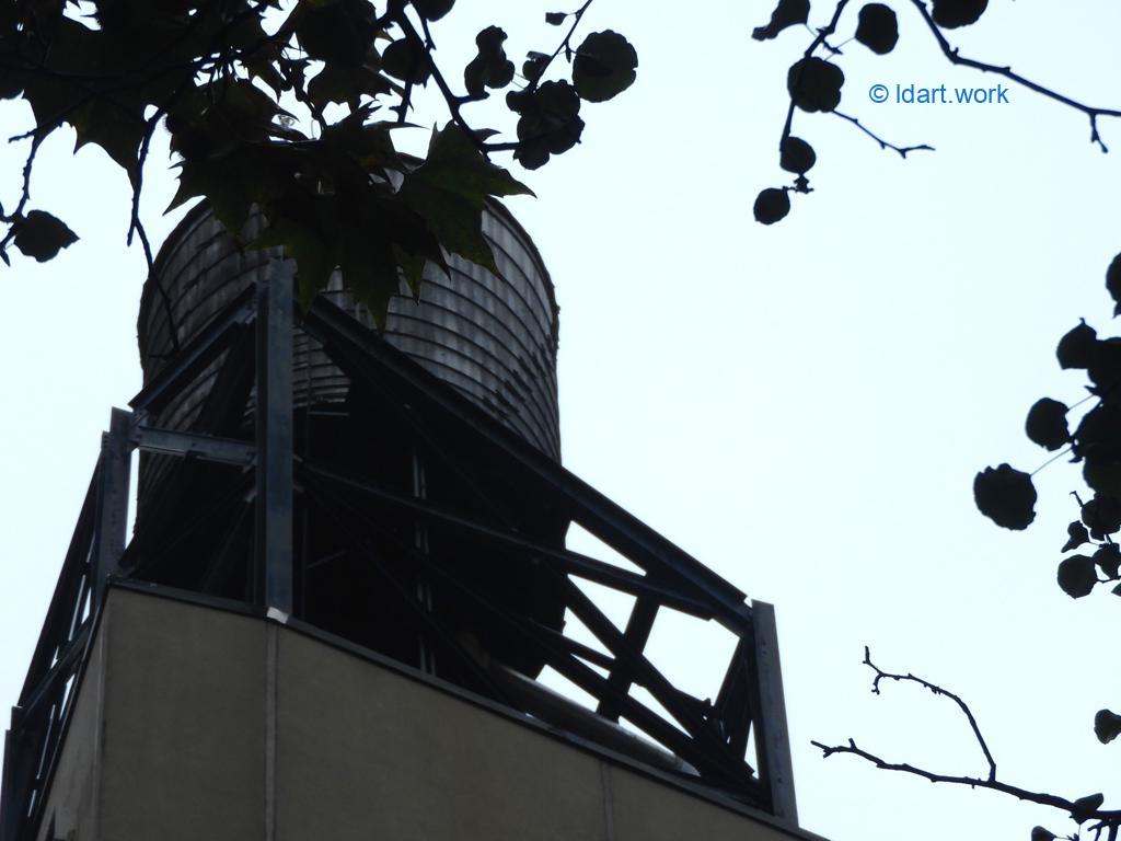 NYC: 17,000 water tanks - 17 000 réservoirs à eau 4 un des réservoirs d'eau de NYC