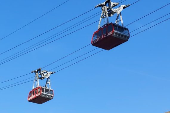 Take a cable car in NYC - Prenez un téléphérique à New York 1